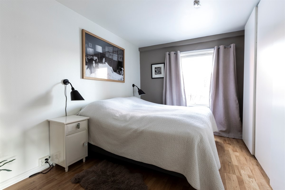 Stort og innbydende soverom med god plass til dobbeltseng, garderobeskap og nattbord. Galleribilde