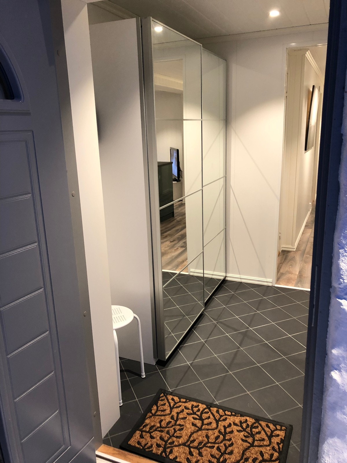 Mye skapplass i gangen Galleribilde