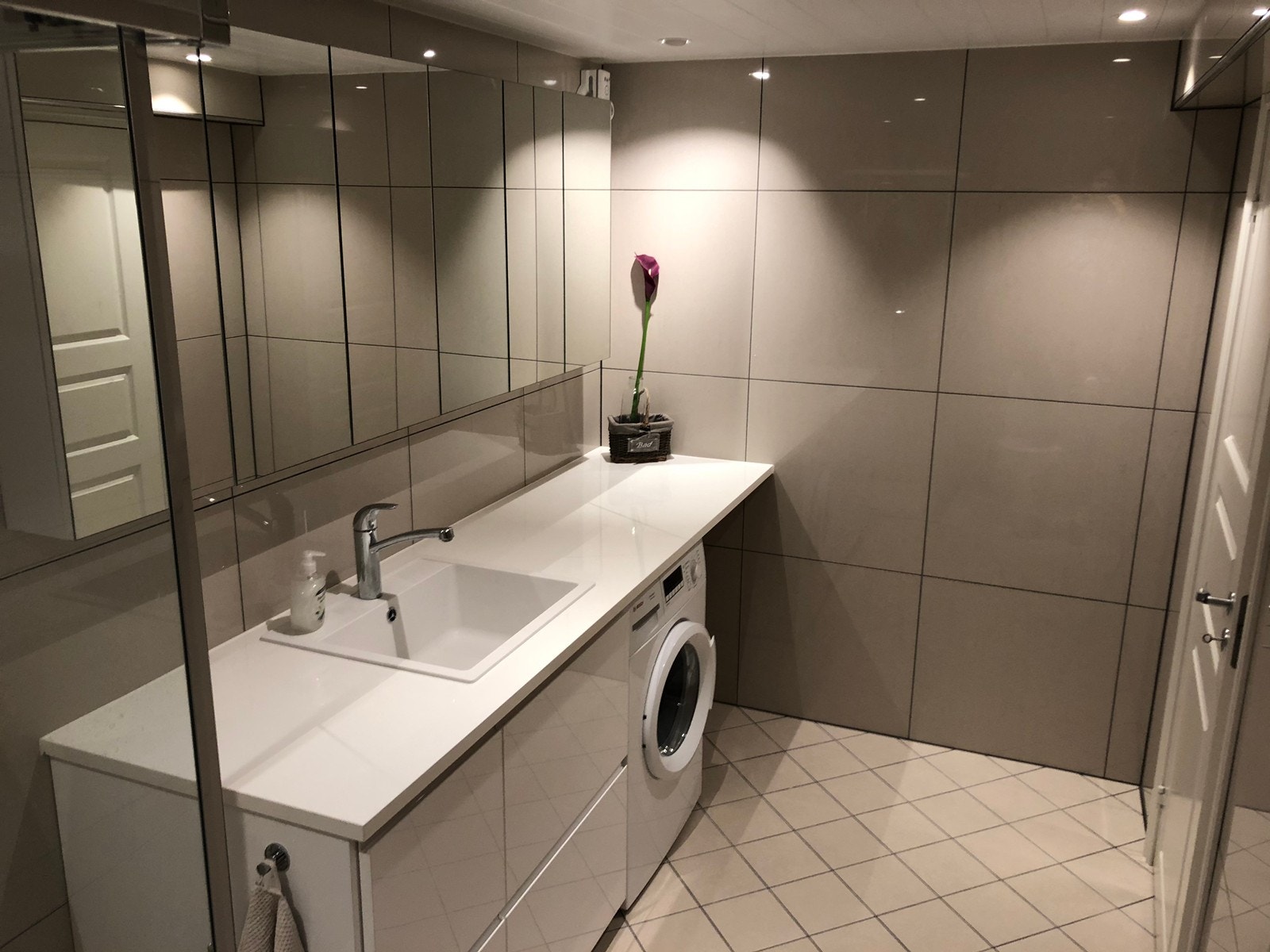 Stort og romslig bad med vaskemaskin Galleribilde