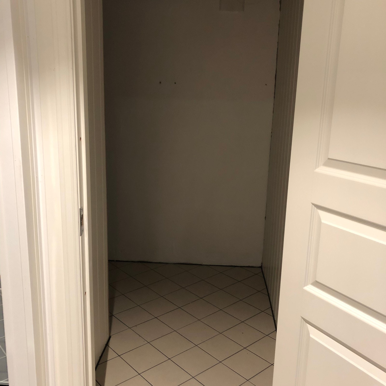 Egen bod, med reol og plass til stort kjøleskap hvis ønskelig Galleribilde