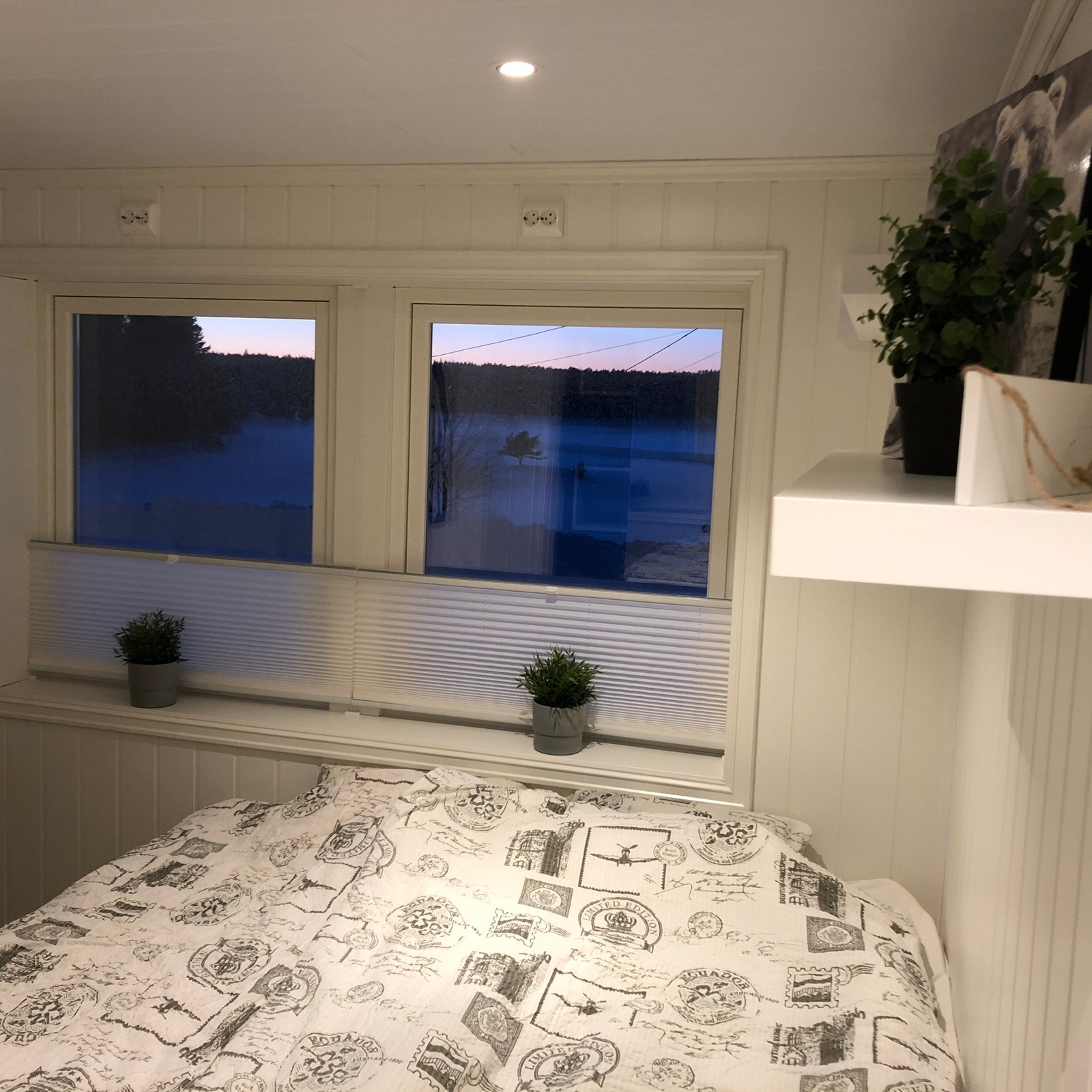 Utsikt mot Vansjø fra soverom og stue Galleribilde