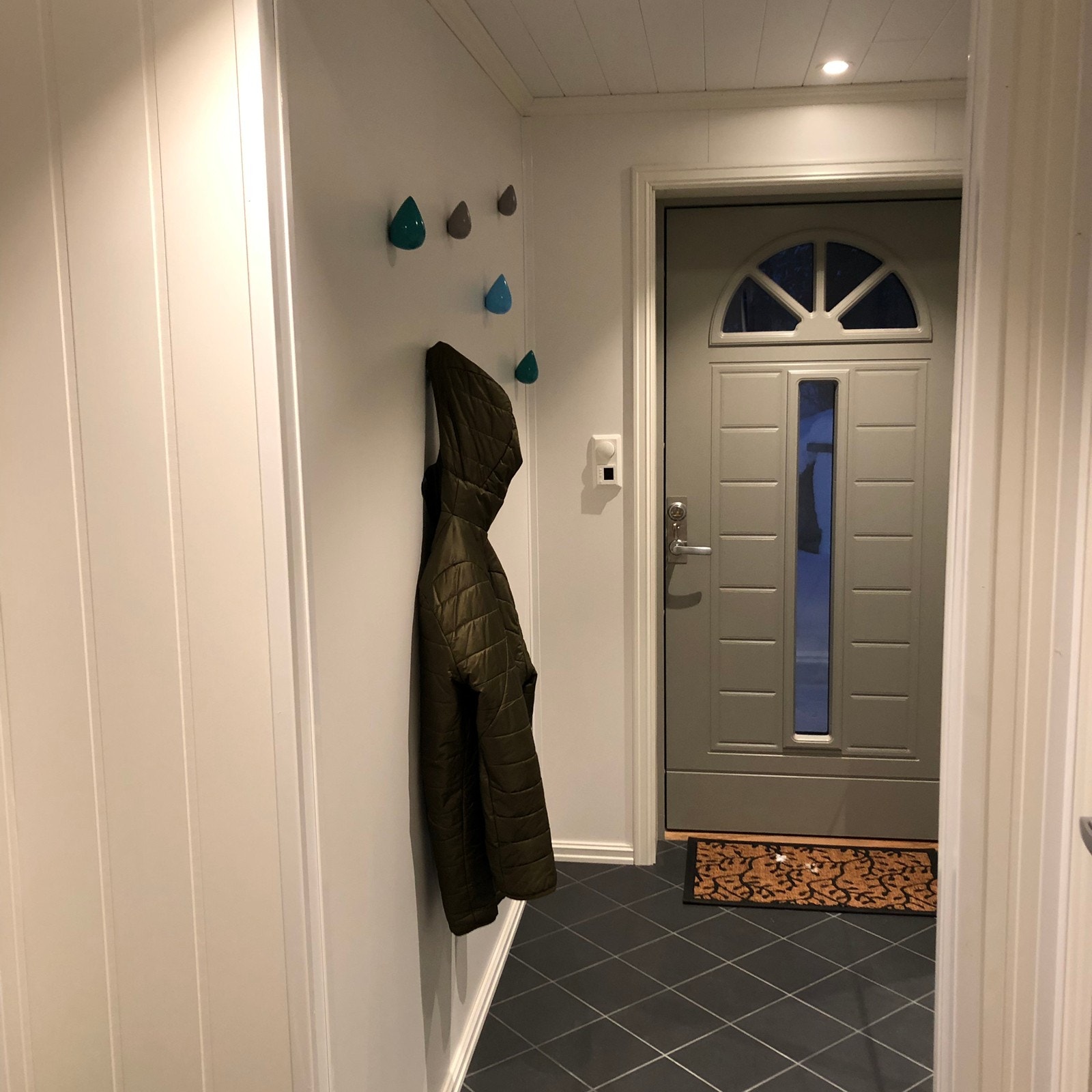 Lys og fin gang, varmekabler i hele leiligheten Galleribilde