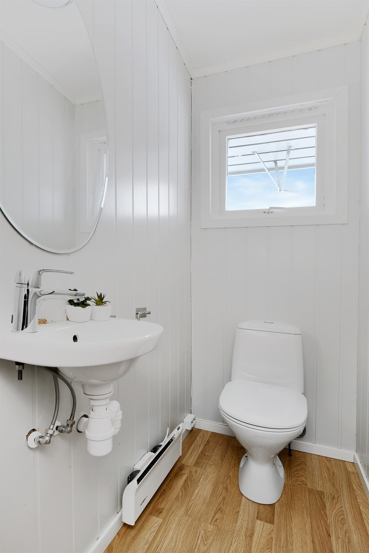 Toalettrommet ligger vegg-i-vegg til badet. Galleribilde