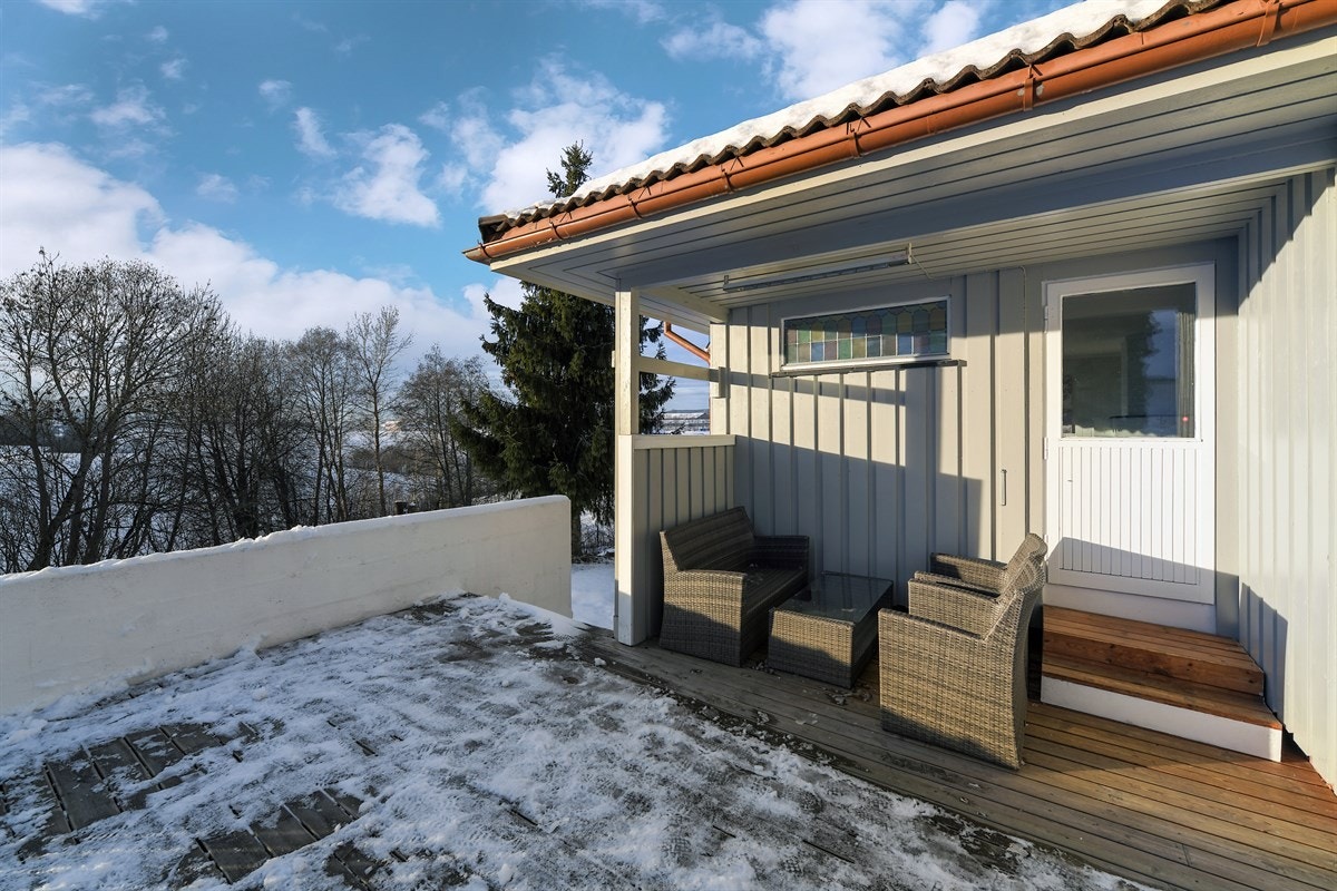 Fra stuen kan man gå rett ut på en delvis overbygget terrasse med fint utsyn over vakkert kulturlandskap. Terrassen måler ca. 25 kvm, har tredekke og rekkverk i ulike materialer. Galleribilde