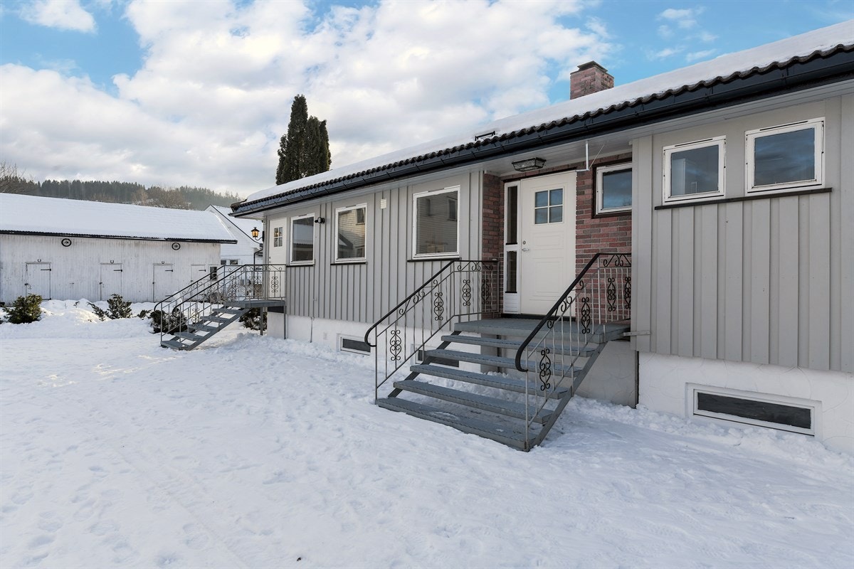 Tomten er opparbeidet med gruslagt gårdsplass, koselig hage og en deilig uteplass. Galleribilde