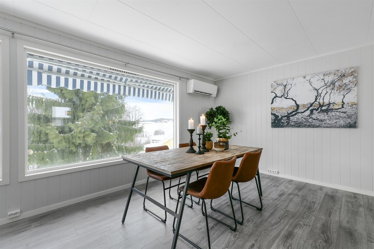To brede vinduer åpner for daglys og fint utsyn. Galleribilde