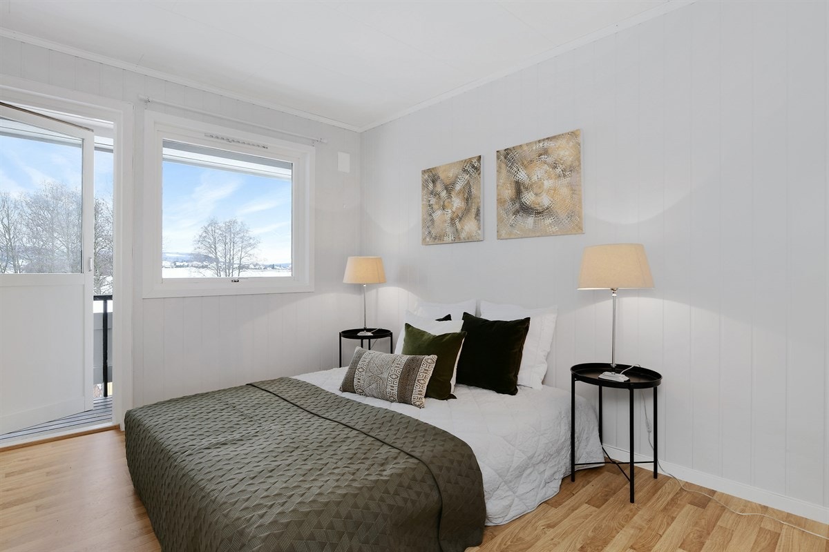 Eneboligen har tre lyse, trivelige soverom med plass til garderobeskap. Hovedsoverommet har i tillegg utgang til en liten luftebalkong med koselig utsikt. Galleribilde