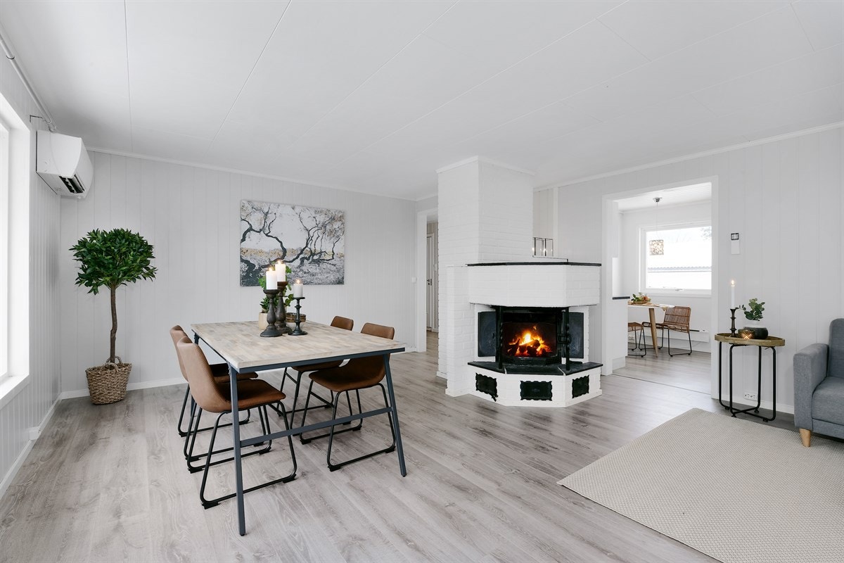 En varmepumpe fra 2016 sørger for jevn temperatur gjennom hele året, og en oppmurt peis med innsats bidrar til det lille ekstra. Galleribilde