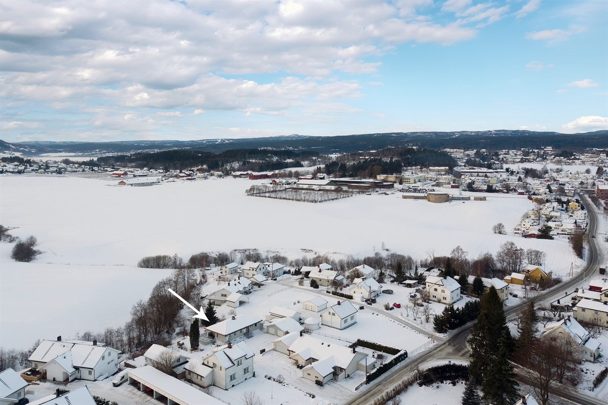 Fra Vestfossen går det buss og tog. Nærmeste holdeplass er Betel som ligger ca. 280 meter fra boligen. Det er i underkant av 1 km til Vestfossen stasjon med avganger mot både Eidsvoll og Kongsberg. Galleribilde