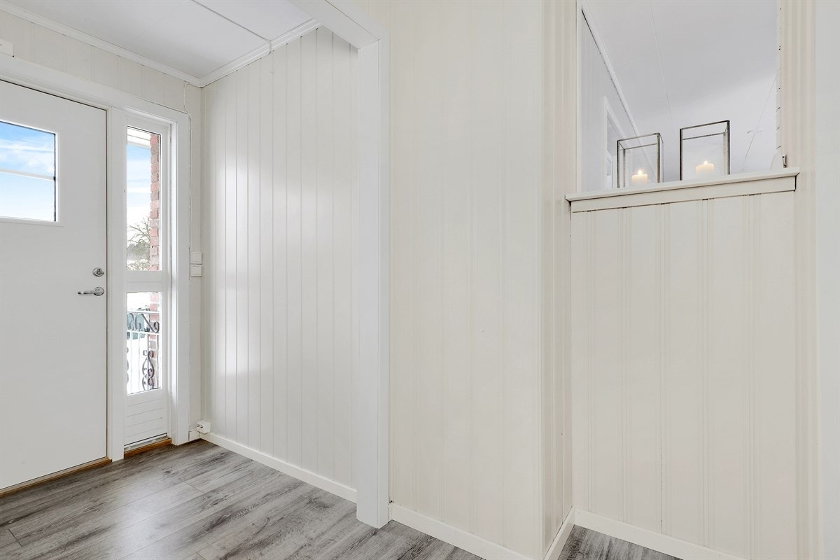 En knaggrekke i gangen gir plass til vesker og skjerf, mens det litt lenger inn i gangen finnes et garderobeskap til yttertøy og sko. Galleribilde