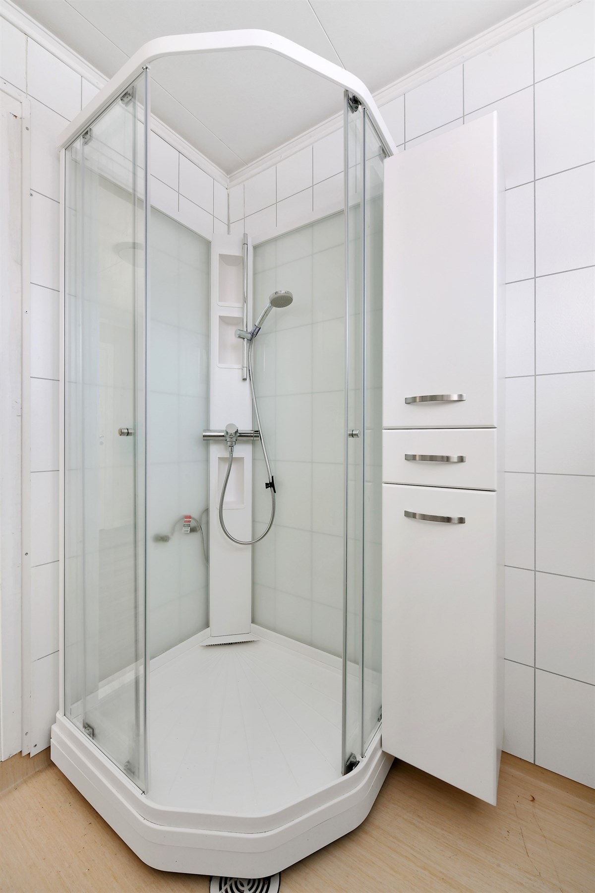 Videre har badet dusjkabinett og opplegg for vaskemaskin. Galleribilde