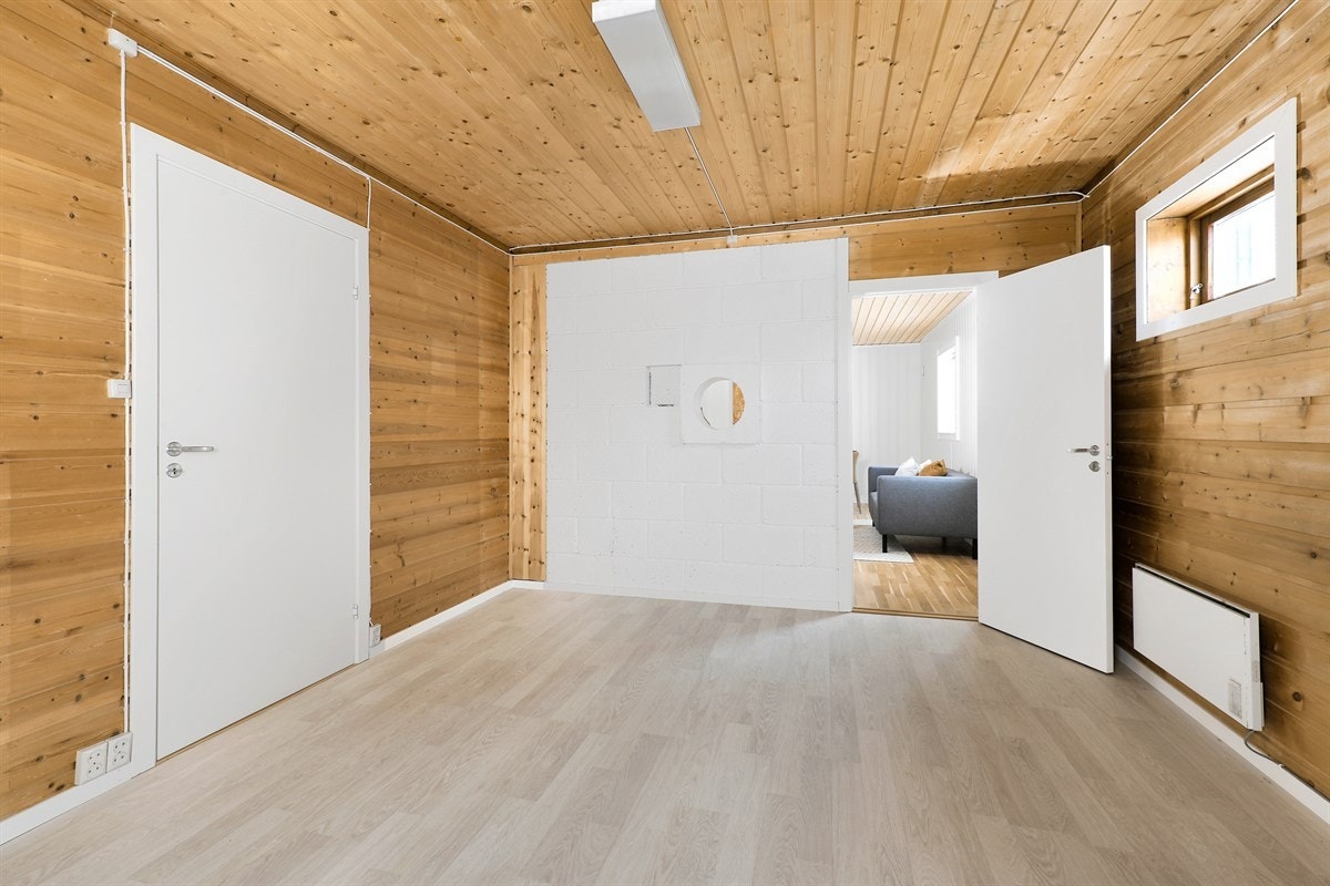 Entreen er vinkelformet som bidrar til en hyggelig krok med god plass til ønsket møblement. Galleribilde