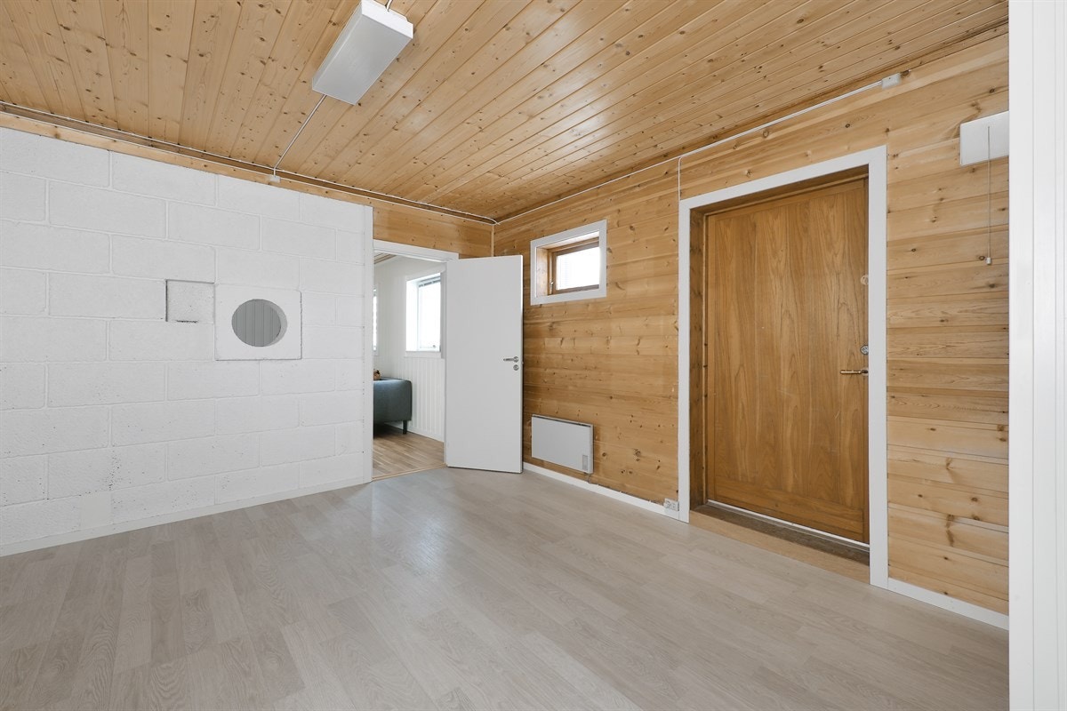 I kjelleren er det inngang på sydsiden til en trivelig entré. Galleribilde