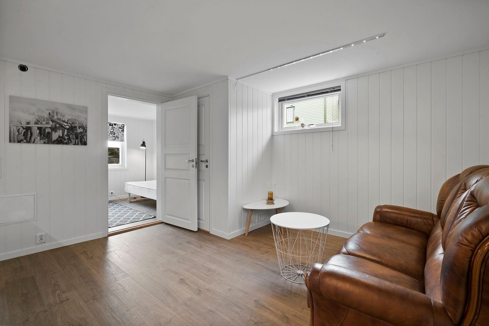 Moderne enstavs laminat på gulv og fabrikkmalte plater på vegger. Gulvvarme i stue, kjøkken og på bad Galleribilde
