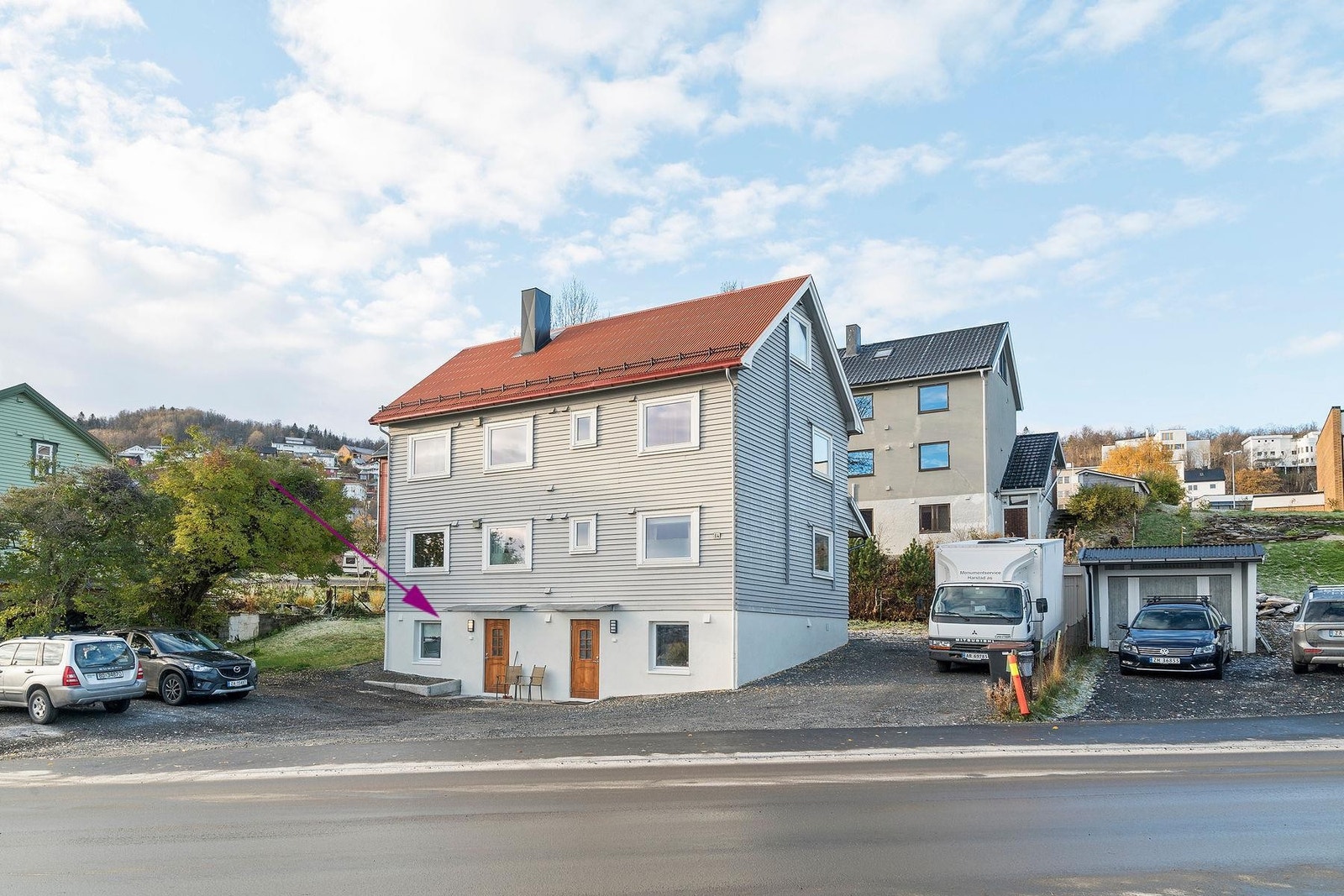 Velkommen til Hans Egedes gate 64. Leiligheten har inngang til venstre, med parkering rett utenfor! Galleribilde