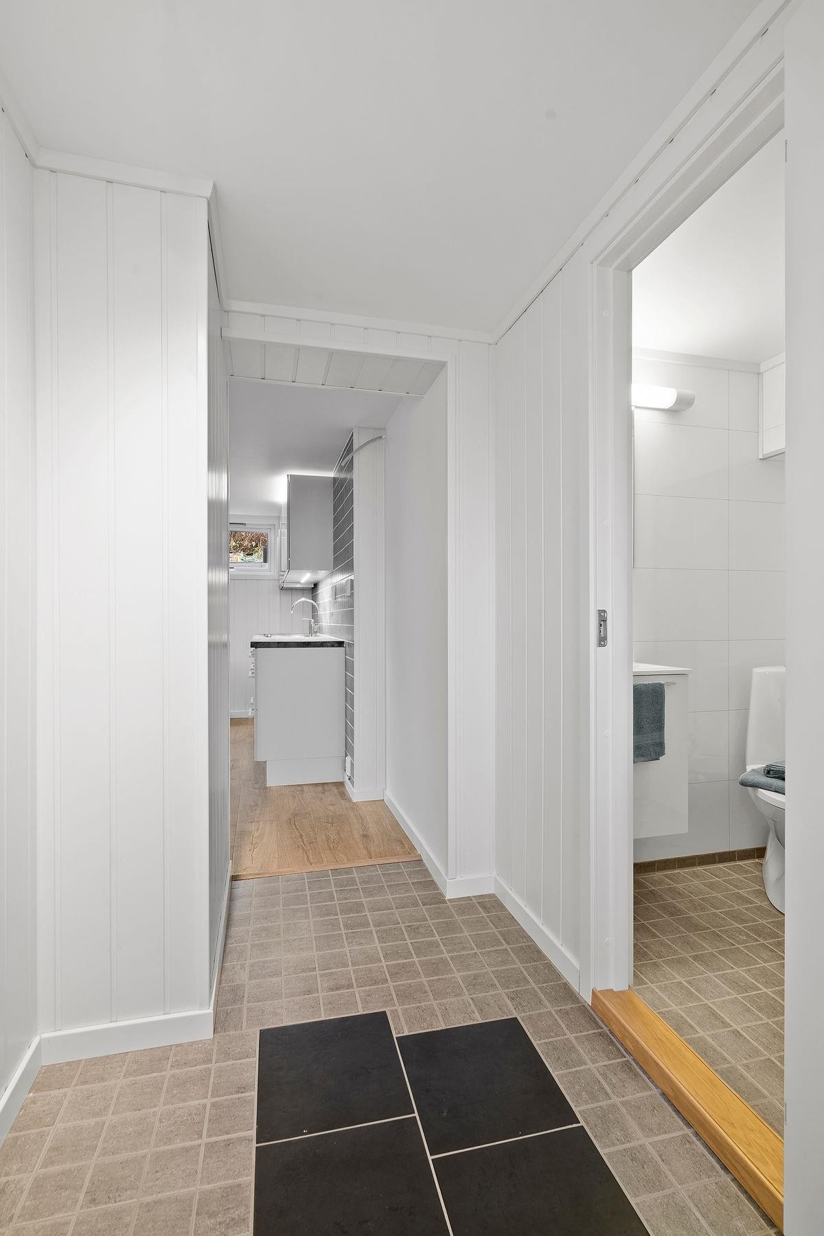Velkommen inn! Innbydende entre med fliser på gulv med varmekabler Galleribilde