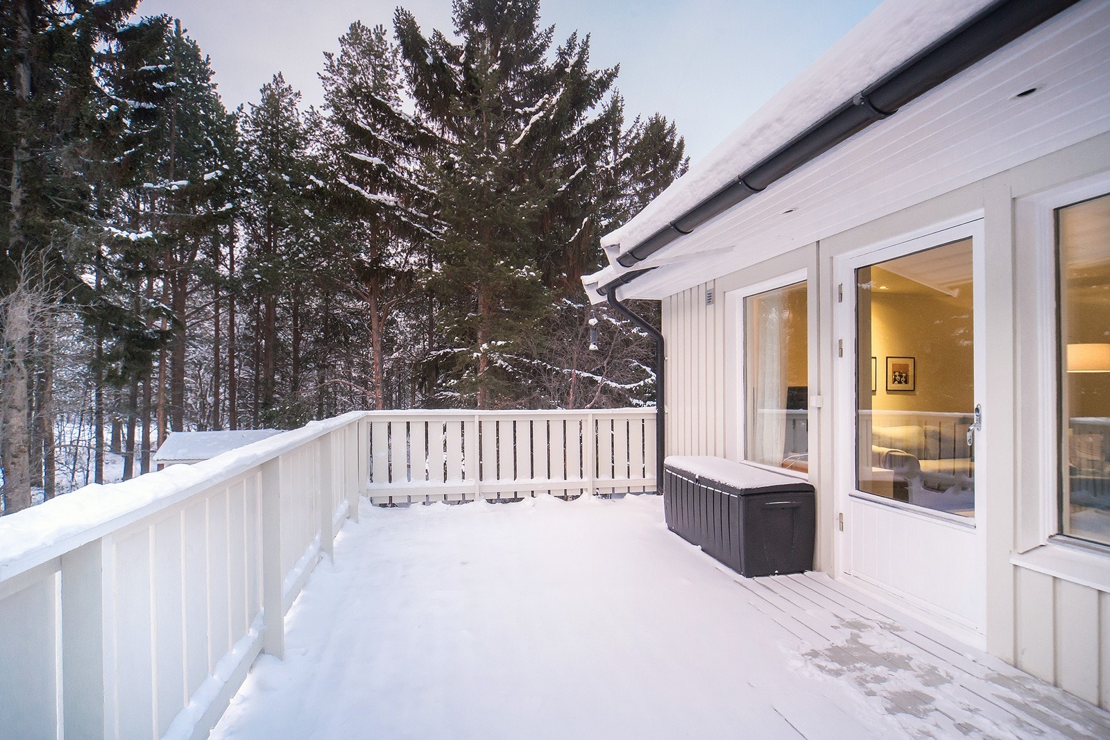 Utgang fra stuen til solrik veranda! Galleribilde