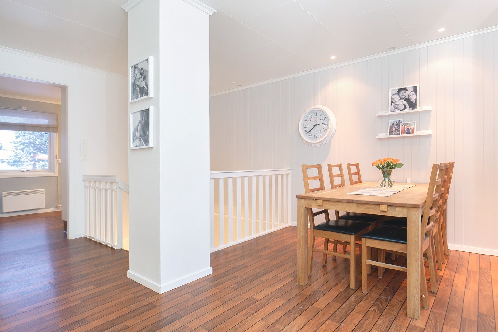 Stue med god plass til spisebord. Galleribilde