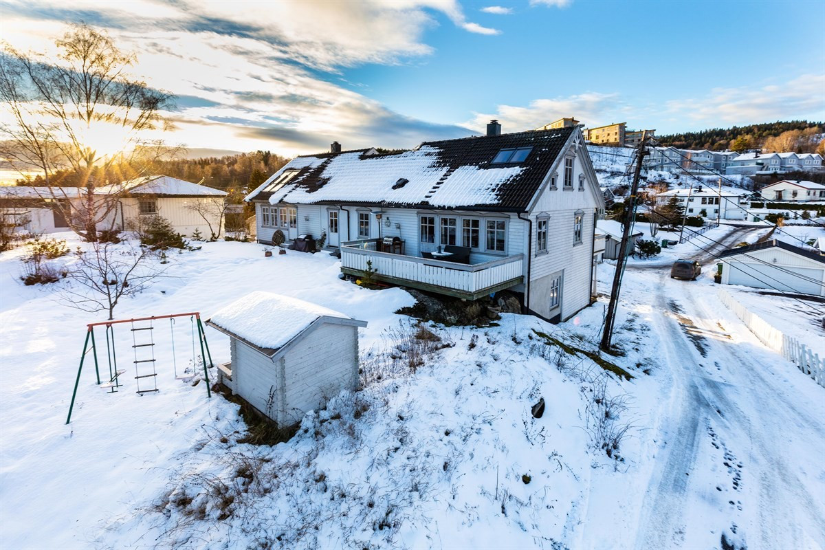 PrivatMegleren har den glede å presentere denne halvparten av tomannsbolig med dobbelgarasje som ligger idyllisk til ved Svellet. Boligen går over 3 plan med 4 soverom og 2 stk ba/wc hvor det og er tillerettelagt for et ytterligere bad/wc i 3 etg.