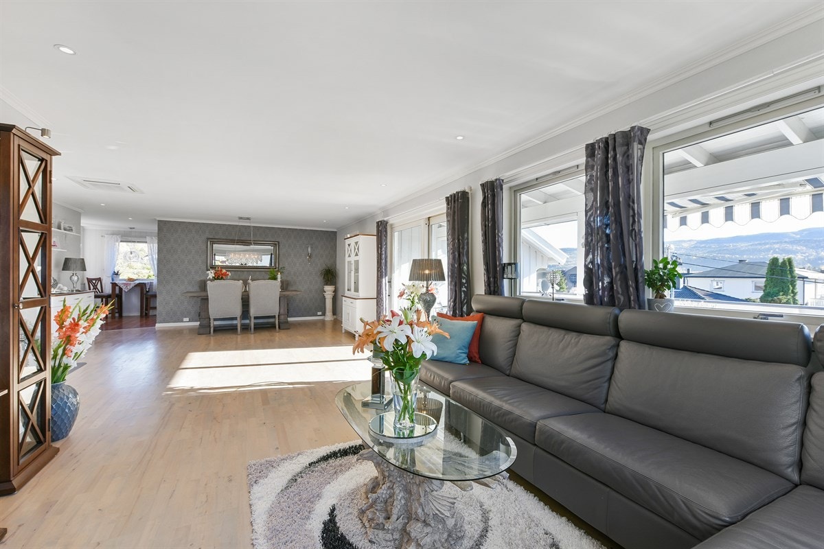 Romslig stue med god plass for stort spisebord. Galleribilde