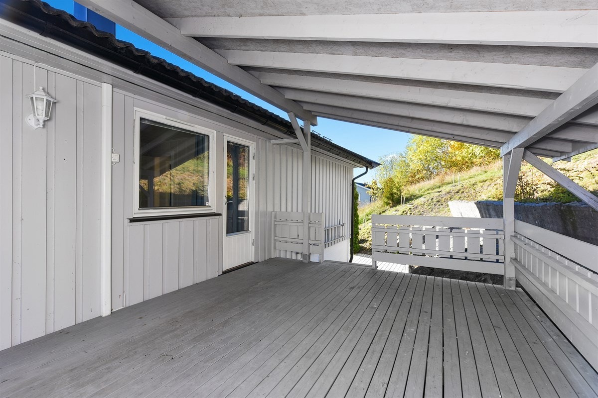 Overbygd terrasse på boligens bakside. Galleribilde