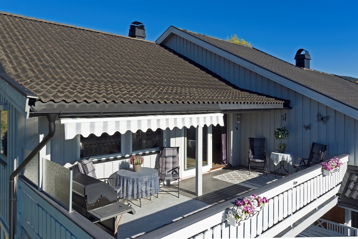 Fra stuen er det adkomst til en romslig terrasse på ca. 23 kvm. Galleribilde