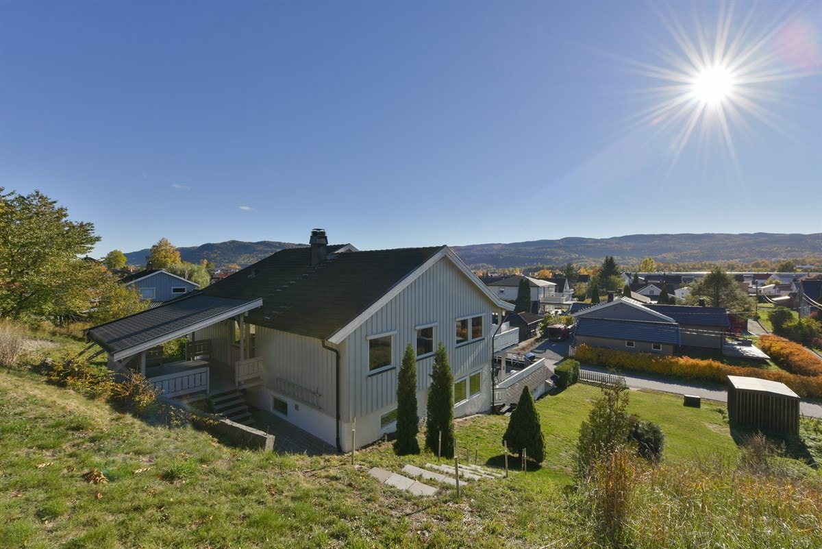Eiendommen ligger i et rolig, attraktivt og barnevennlig boligområde i Krokstadelva i Nedre Eiker kommune. Galleribilde
