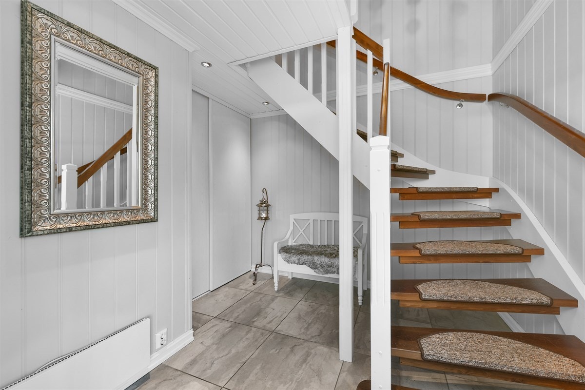 Trapp med til inngangsparti. Inngangspartiet har også skyvedørsgarerobe. Galleribilde