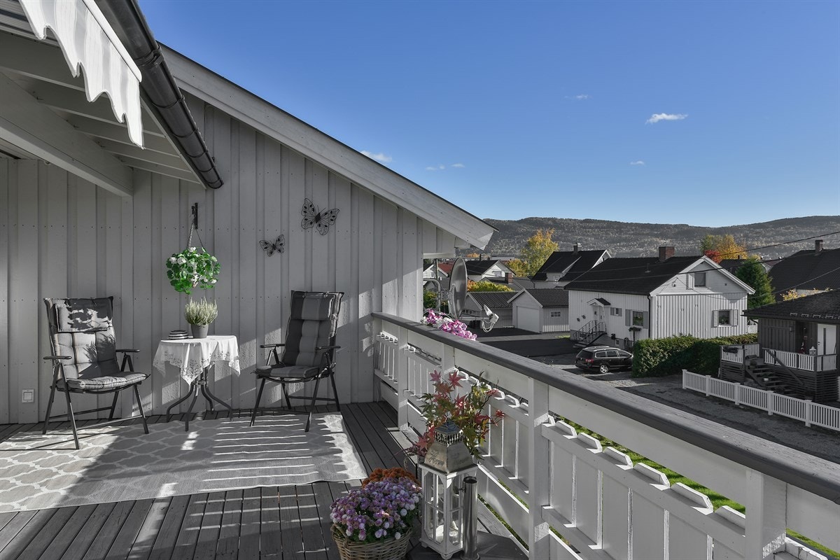 Fra ett av soverommene er det utgang til en romslig terrasse på baksiden, som også er overbygd. Galleribilde