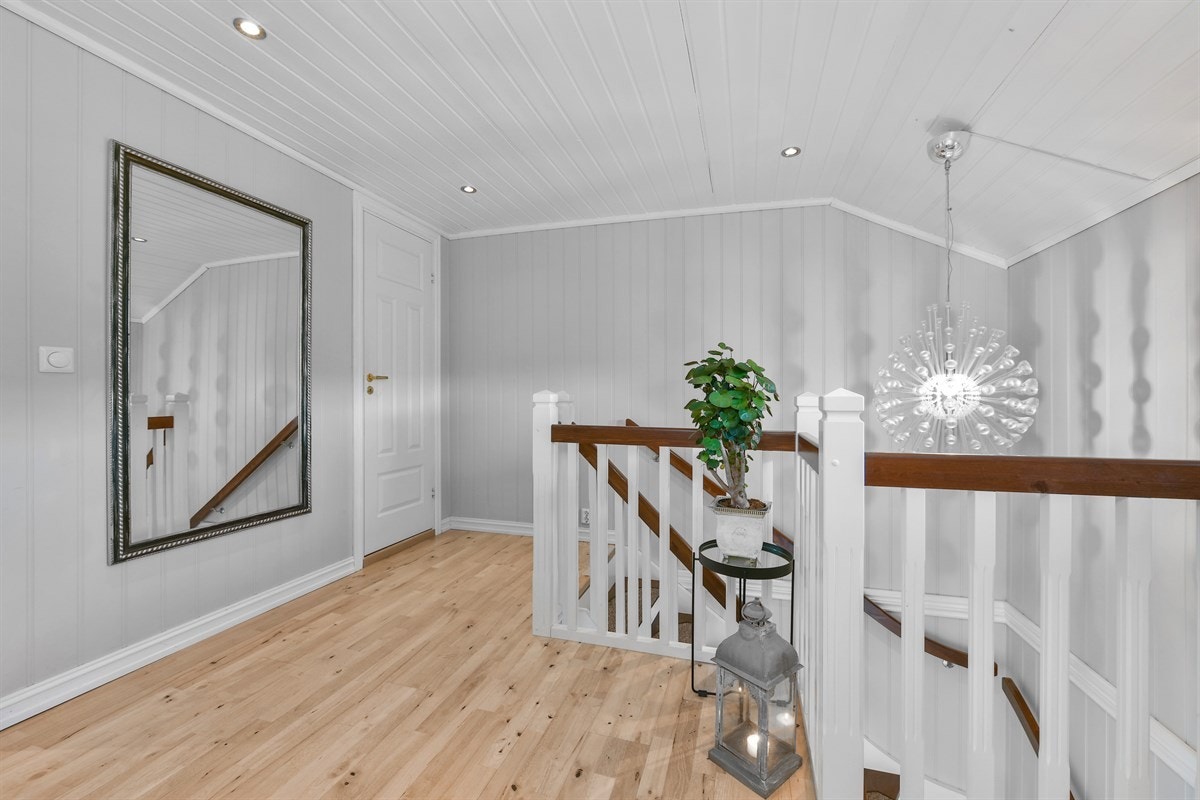 Hall med stor skyvedørsgarderobe og inngang til praktisk bod. Galleribilde