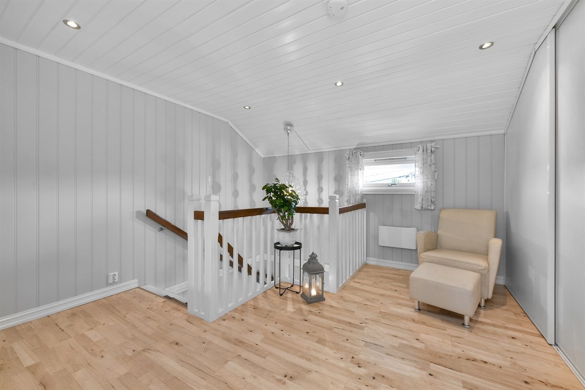 Hall med stor skyvedørsgarderobe og inngang til praktisk bod. Galleribilde