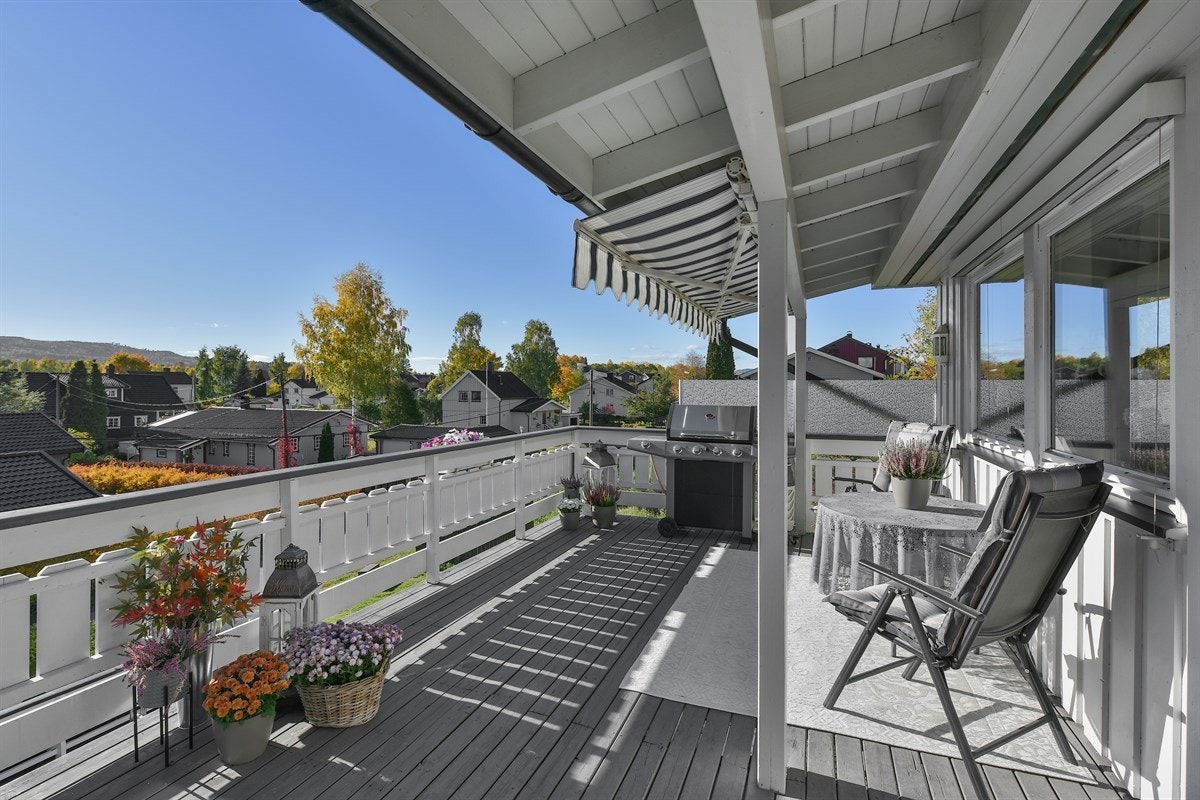 Fra stuen er det adkomst til en romslig terrasse på ca. 23 kvm. Galleribilde
