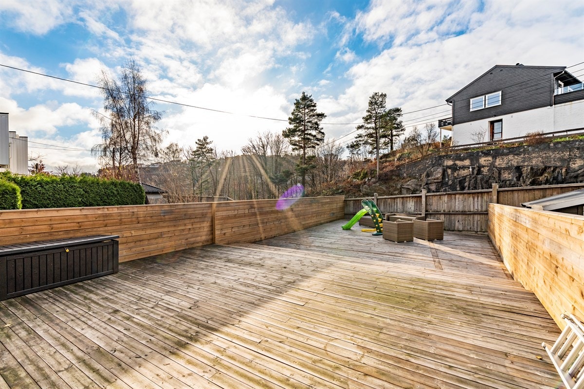 Stor terrasse med god plass til utemøbler og leker Galleribilde