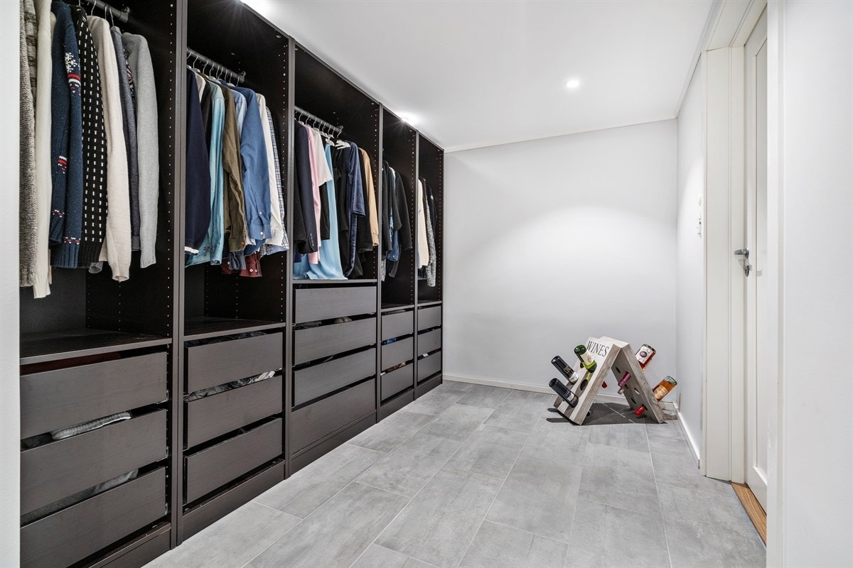 Walk-in garderobeskap - rett ved badet Galleribilde