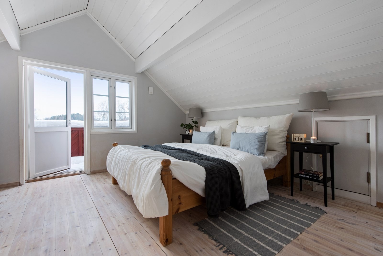 Det er utgang til en hyggelig balkong fra et av soverommene. Dette rommet byr også på muligheten til en hyggelig loftstue Galleribilde