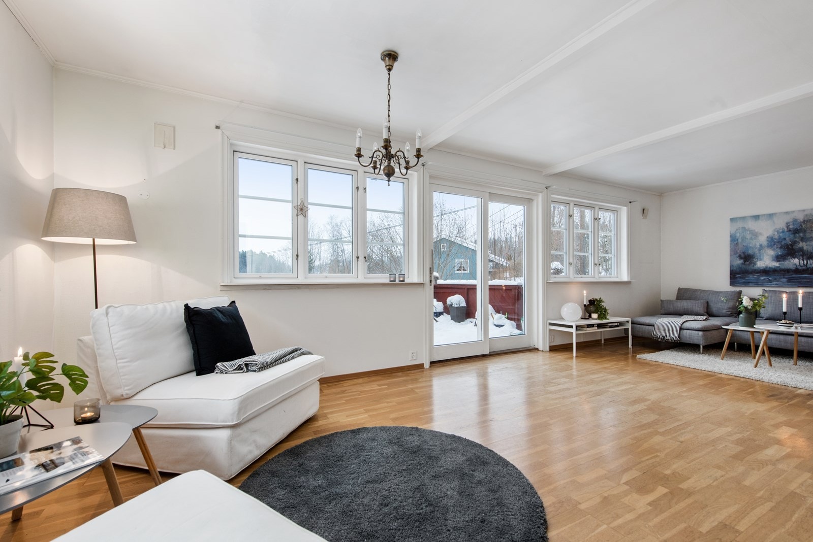 Fra stuen er det utgang til en sydvestvendt terrasse på ca. 24 m² Galleribilde