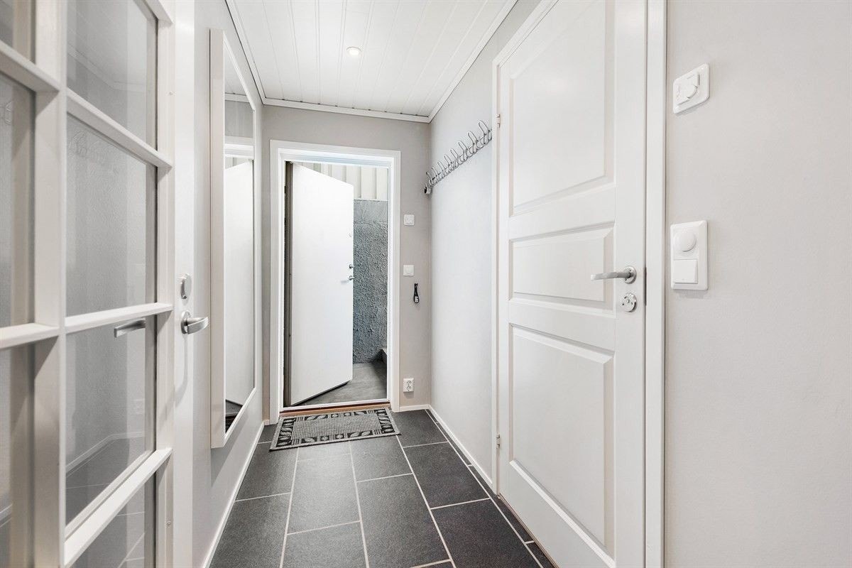 Gang mot inngangsdør Galleribilde