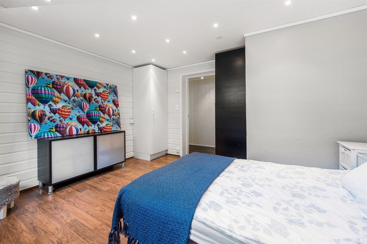 Soverom med plass til dobbeltseng Galleribilde