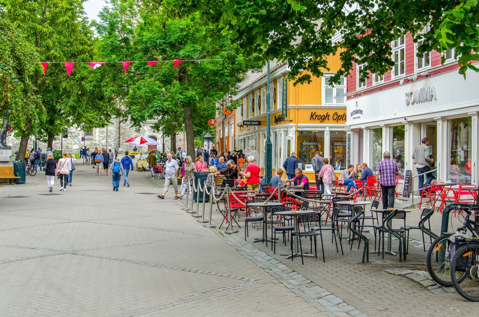 Midtbyen er en kort bil, buss- eller trikktur fra boligen. Galleribilde