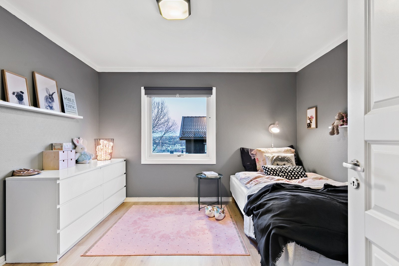 Soverom 2 er på 11 kvm. og har rikelig med plass til seng, garderobe og oppbevaring. Galleribilde