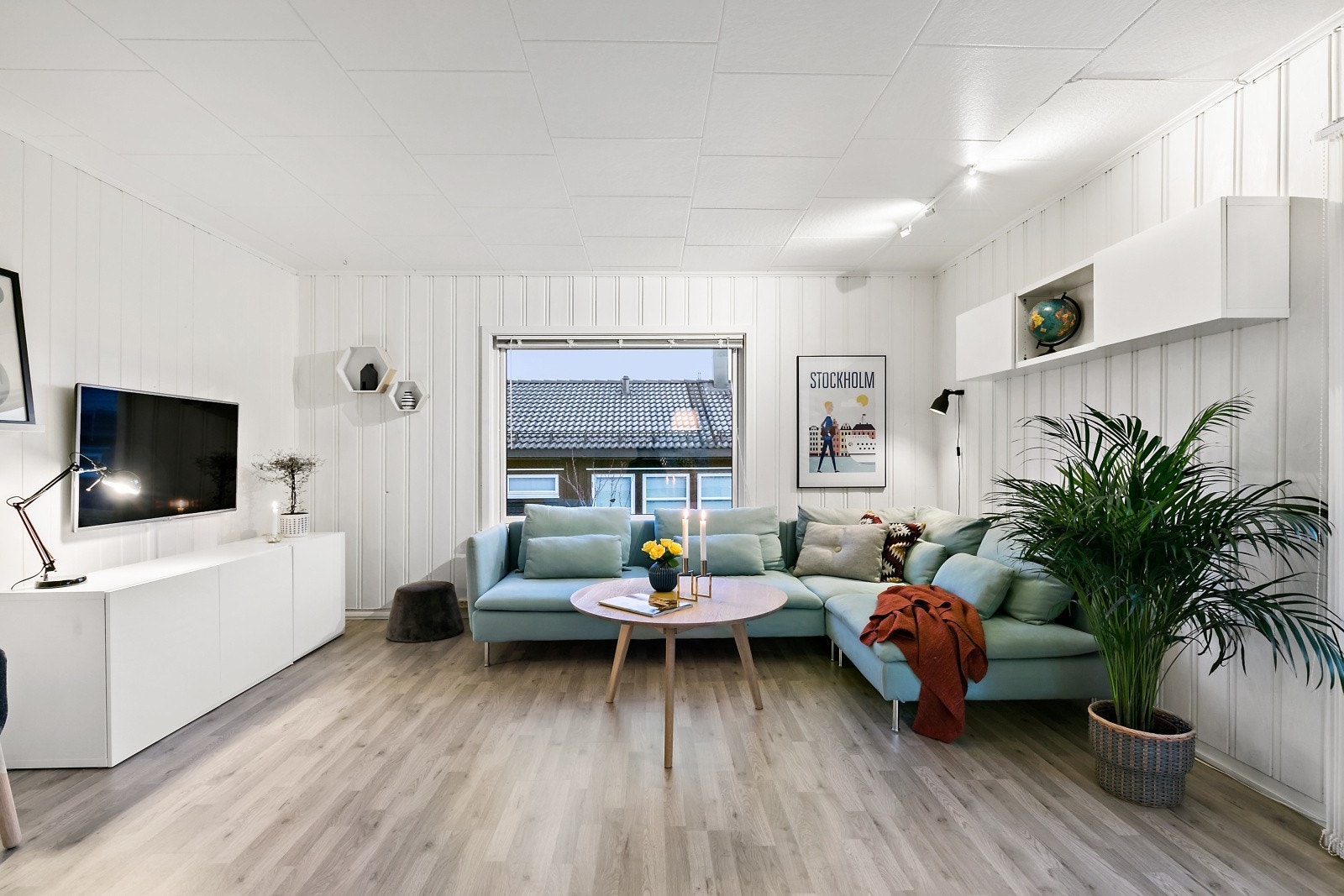 Store vindusflater sørger for rikelig med lys inn i boligen. Galleribilde