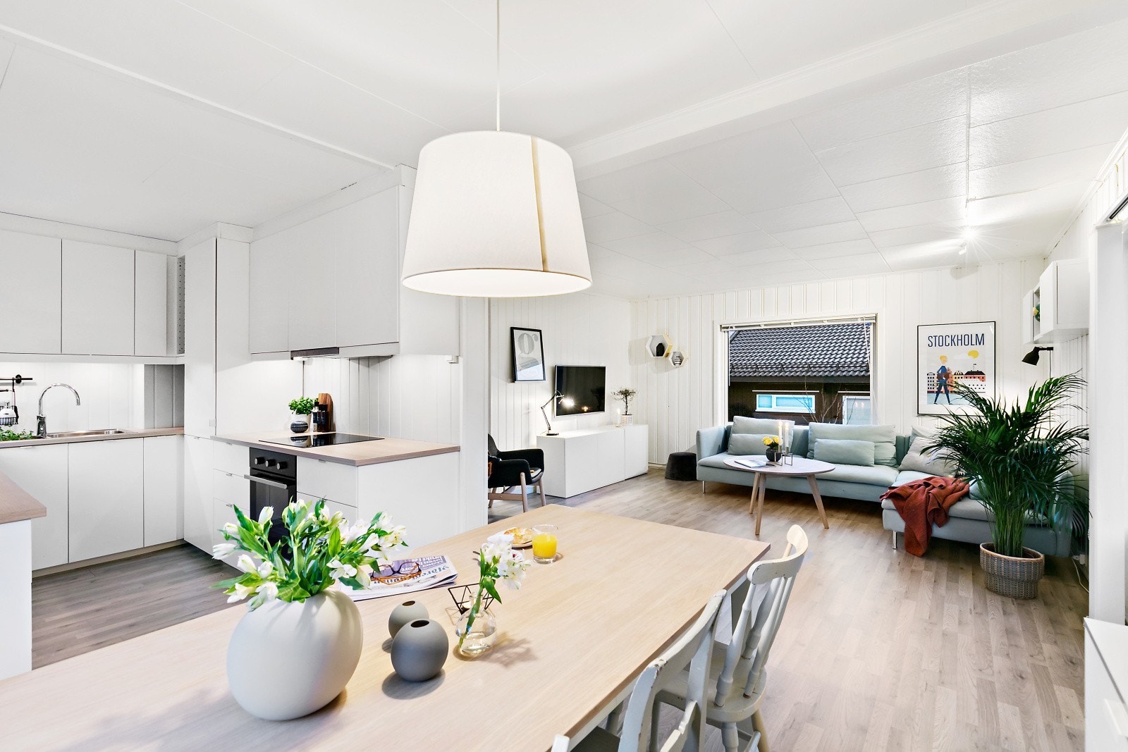 Velkommen til en strøken halvpart i et barnevennlig område. Boligen har en sentral beliggenhet med kort vei til sentrum. Galleribilde