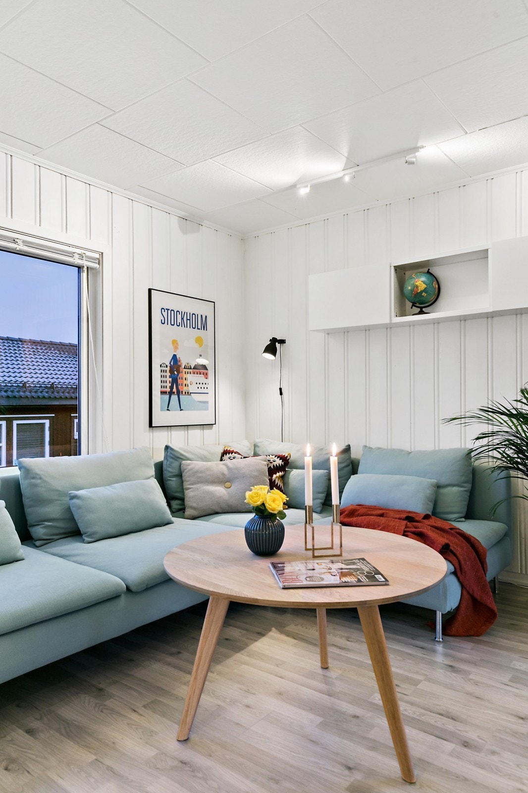 Lav fellesgjeld på 86 913,- og lave felleskostnader på 2.800,- i mnd. Felleskost. dekker bl.a kabel-tv/internett, kommunale avgifter og drift av borettslaget. Galleribilde