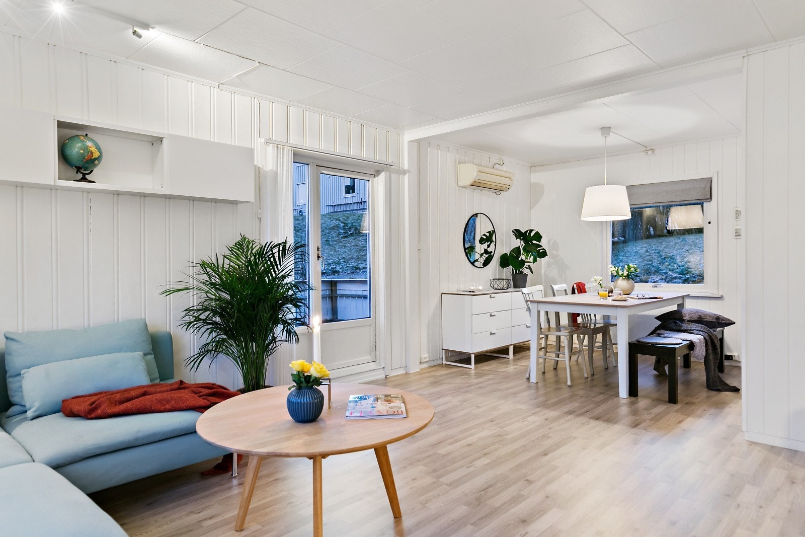 Åpen løsning på ca. 33,3 kvm. Fra stuen har man utgang til en solrik terrasse. Galleribilde