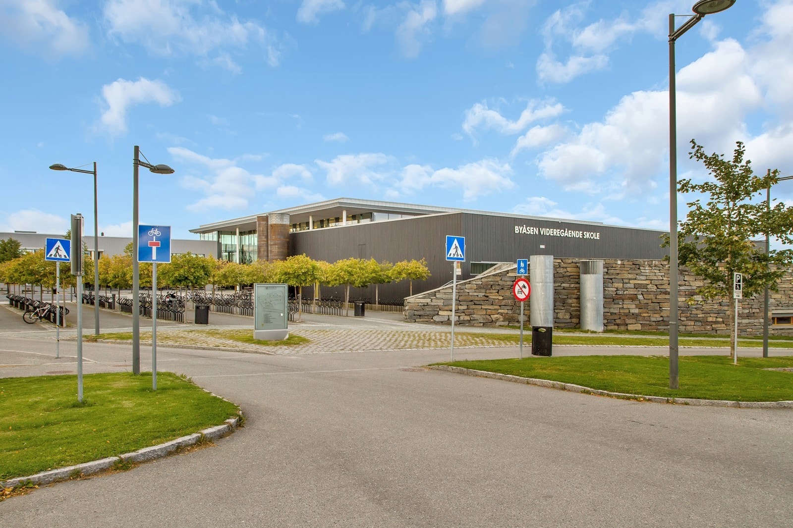 Det er kort vei til flere skoler og studieplasser, blant annet Byåsen VGS som også har 3T treningssenter og et bibliotek i samme bygg. Galleribilde