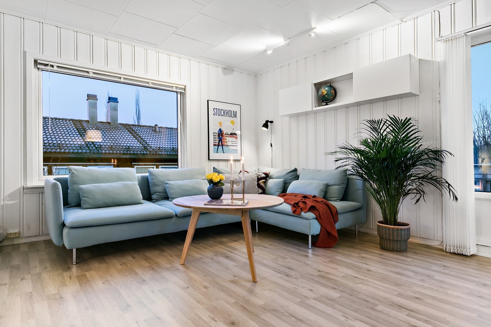 Stue med moderne og lyse overflater. God plass til sofa samt tilhørende møblement. Galleribilde