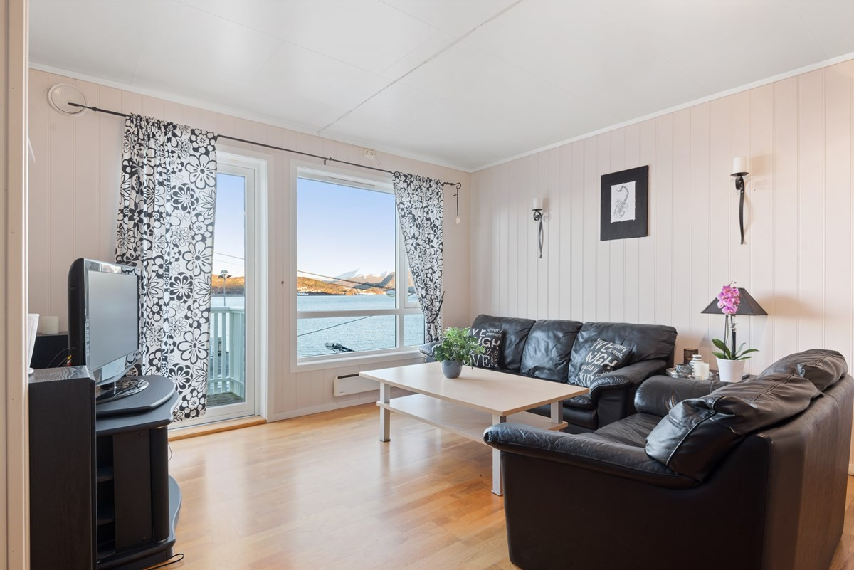 Stuevinduene i hovedleiligheten vender mot sjøen, noe som gir ekstra idyll sommerstid.