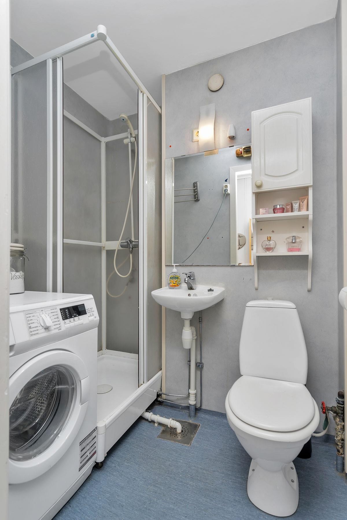 Bad med dusjkabinett, servant, wc og mekanisk avtrekk. Galleribilde