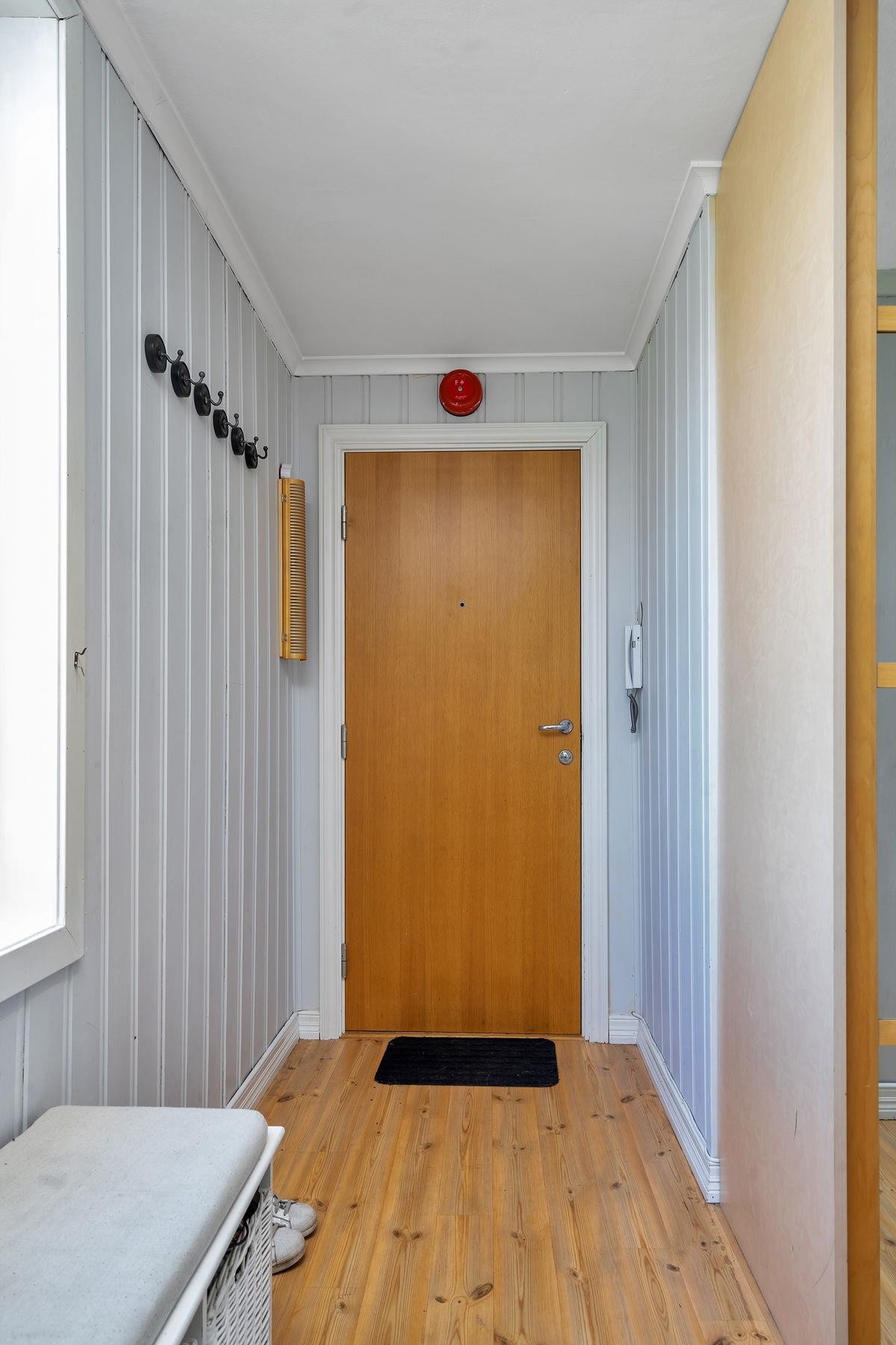 Velkommen inn! Entrè med skyvedørsgarderobe. Galleribilde