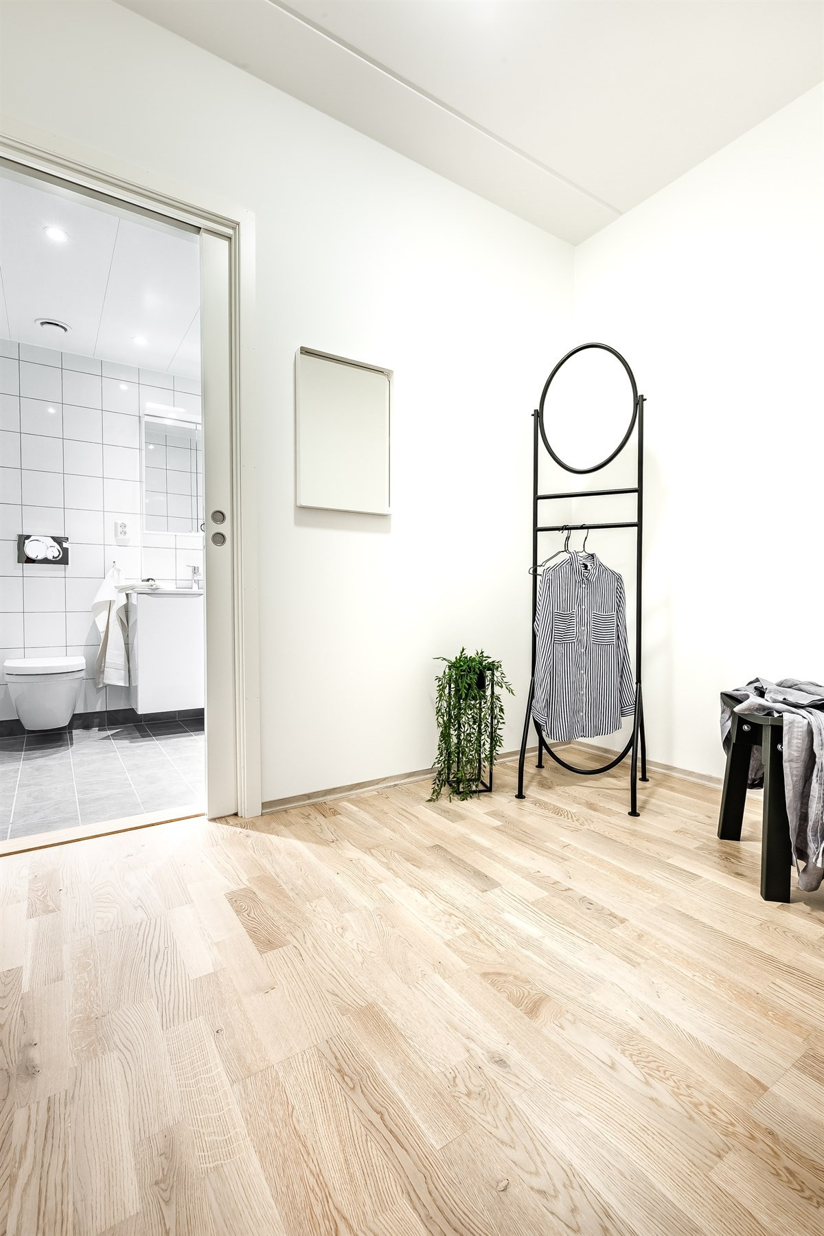 Inngang til eget bad fra hovedsoverom, via walk-in closet